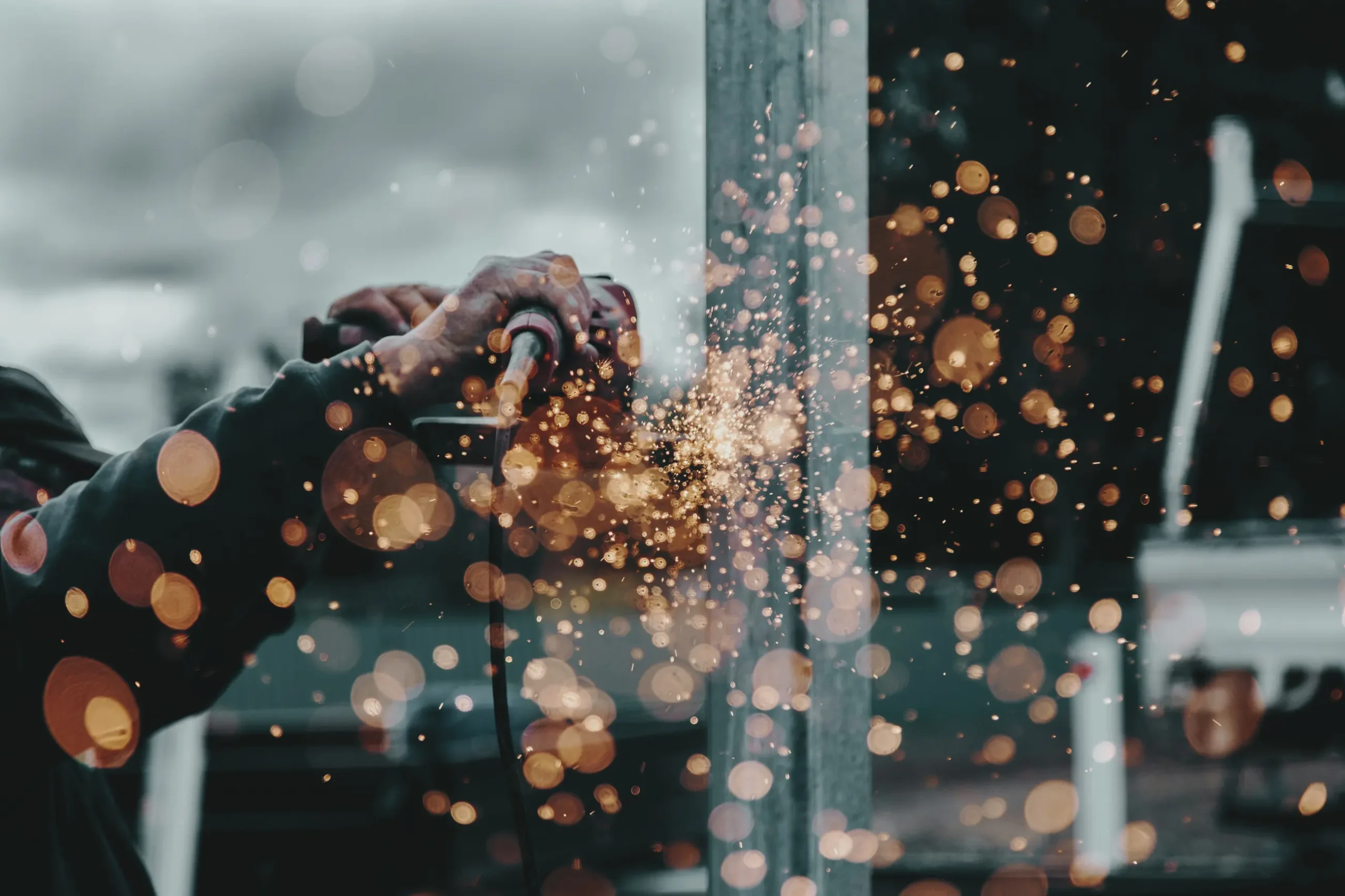 Bei der Arbeit mit einer Schleifmaschine sprühen Funken.