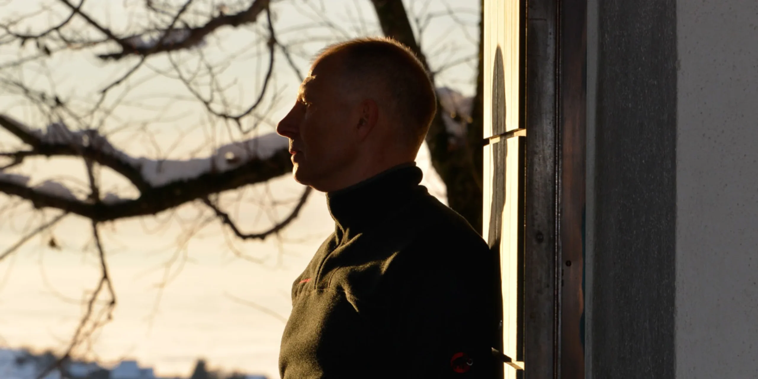 Stefan Iten vor einer Kirche, nachdenklich.